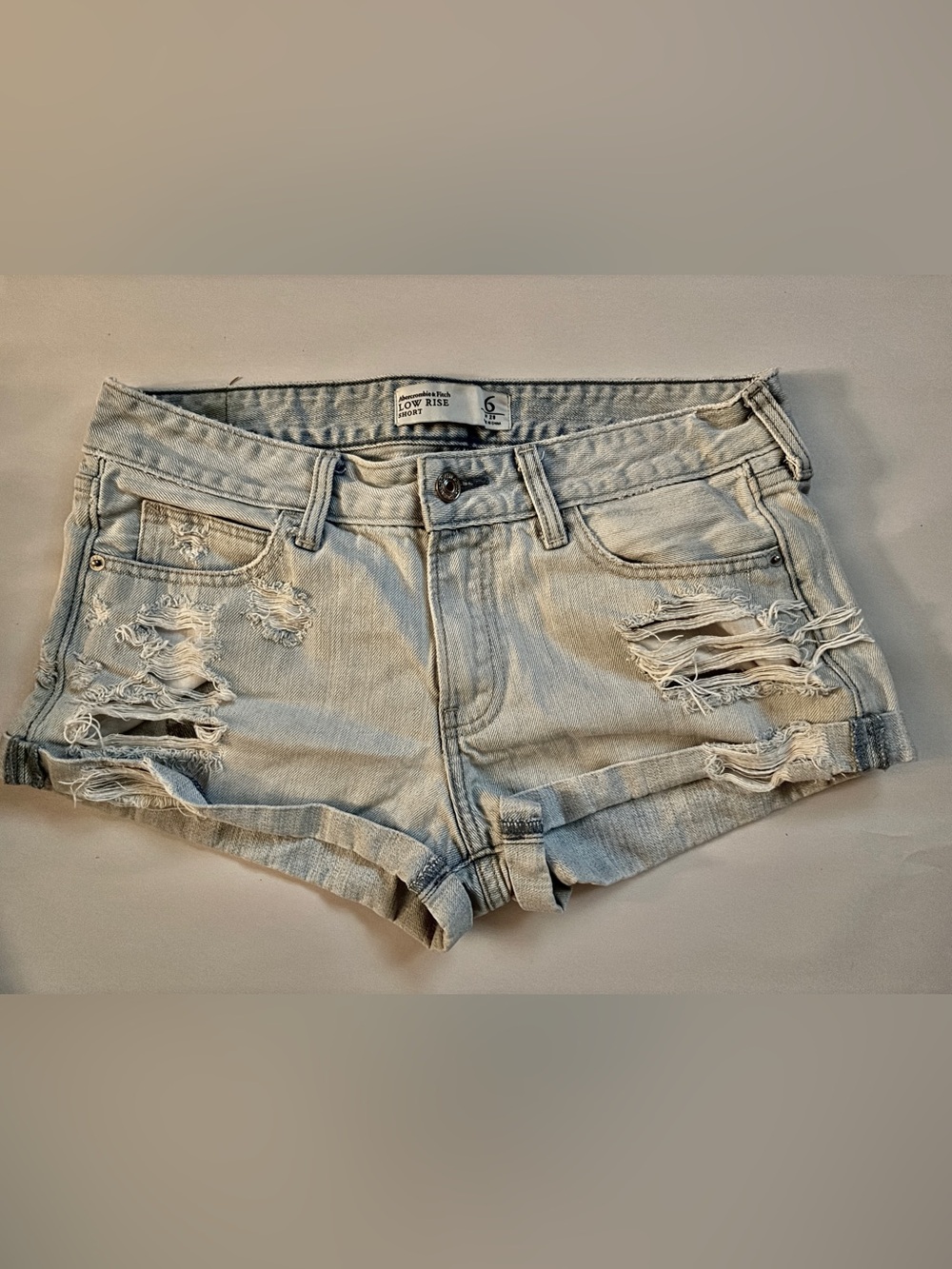 abercrombie & Fitch Light Wash Distressed Women’s Denim Shorts size 6